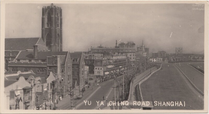 Край ипподрома, улица Tibet Road (бывшая Yuyaching Road) и церковь. Источник: flickr Fin de Siecle