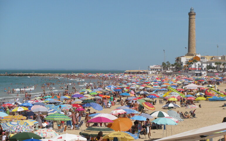 Старейший в регионе маяк становится больше, если к нему подойти поближе 