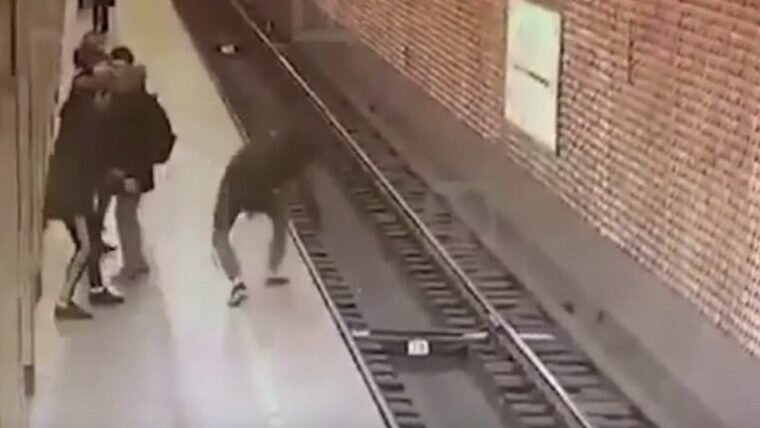 мальчика толкнули под поезд. мальчика столкнули в метро. человек попал под поезд в метро. женщина толкнула под поезд в метро. чп в метро в москве мужчина.