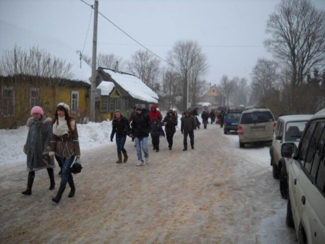 По центральной улице Изборска шли гости праздника. Шли не смотря на снежные заряды и ветер.  