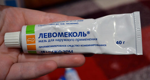  Препарат Левомеколь препятствует попаданию патогенных микроорганизмов на поврежденную при ожогах поверхность.