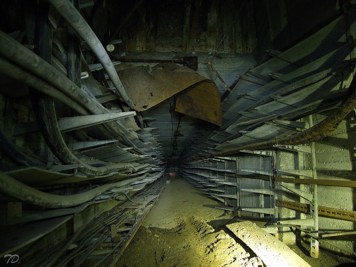 кабельный коллектор метрополитена. кабельные подземные сооружения. прокладка кабеля в туннелях. кабельный коллектор жб. прокладка кабеля в кабельной канализации.