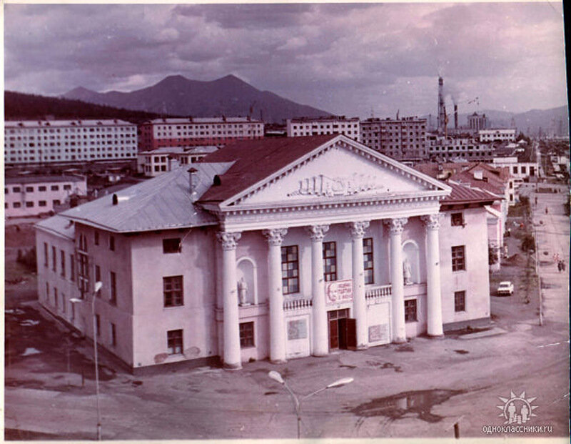 я так понимаю год 55-57 строительство...судя по колючке
такие же витражи были на окнах со стороны балкона

