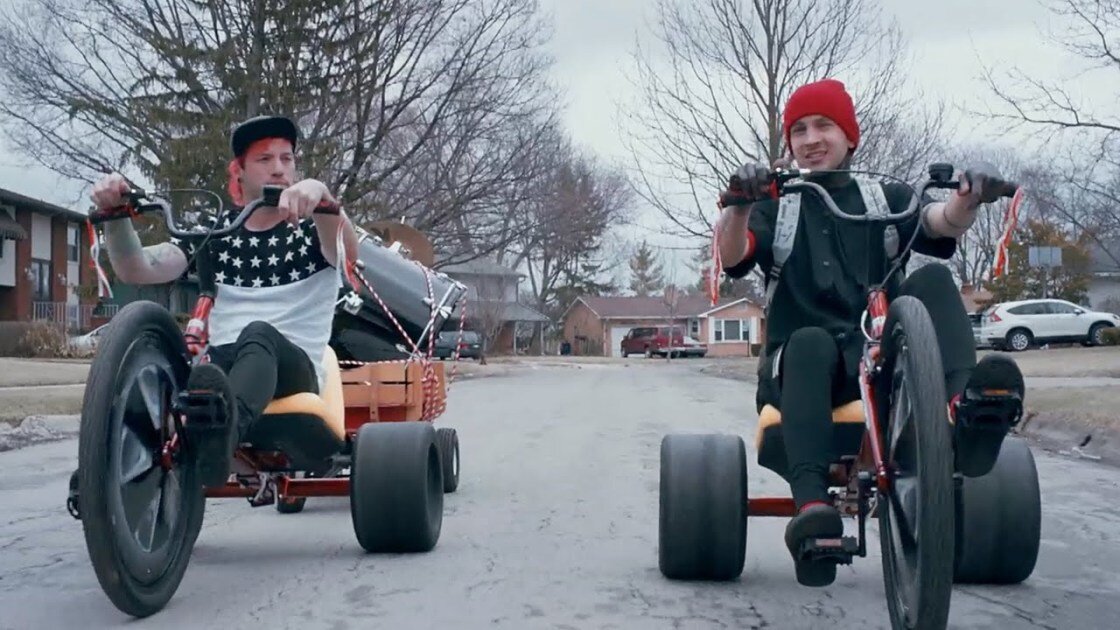 Как называется песня из пацанов. Группа twenty one Pilots stressed out. 21 Pilots stressed out велосипед. 21 Пилот группа stressed out. Twenty one Pilots stressed out клип