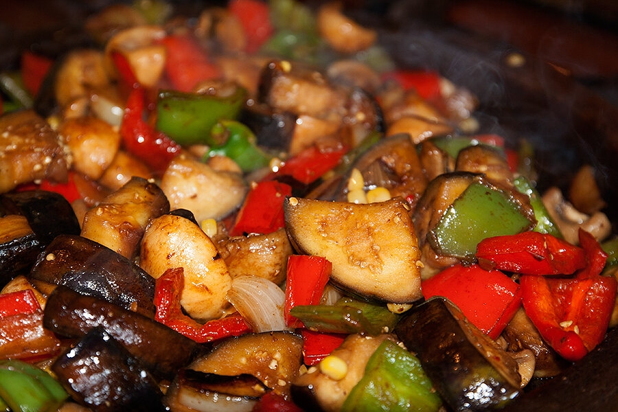 Говядина грибы болгарский перец. Мясо с овощами. Жаркое с овощами. Жареные овощи и грибы. Жареные овощи.