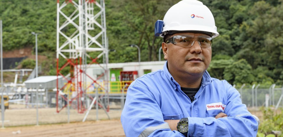 Марко, геолог, перед ИС-Х1 скважины на газовом месторождении конденсата, Incahuasi, в регионе Чако в Боливии.