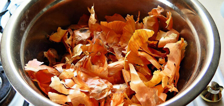 Очистки лука хорошо промыть под водой и обдать кипятком.