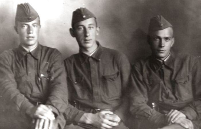 Владимир Басов (в центре) в военные годы.