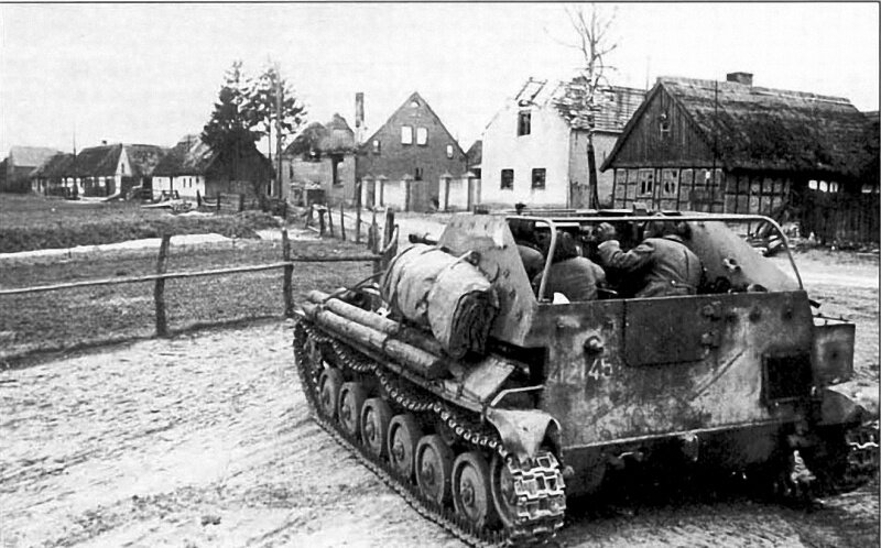СУ-76М ведет огонь по противнику