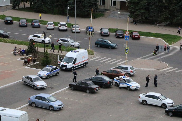 Сегодня казусный случай произошел в администрации Курчатова в Курской области. 80-летняя старушка вошла в здание мэрии с большими баулами, встала на посту охраны и стала угрожать взорвать администрацию гранатой.
Здание оцепили полицейские, людей пришлось эвакуировать.  После снятия оцепления местное ОВД сообщило о том, что это якобы были учения. 
