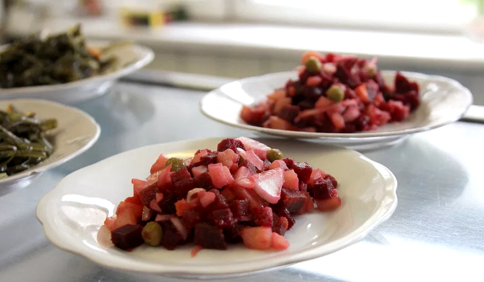  В детстве мне приходилось довольно много ездить по разным республикам СССР, и следовательно - питаться в различных столовых.