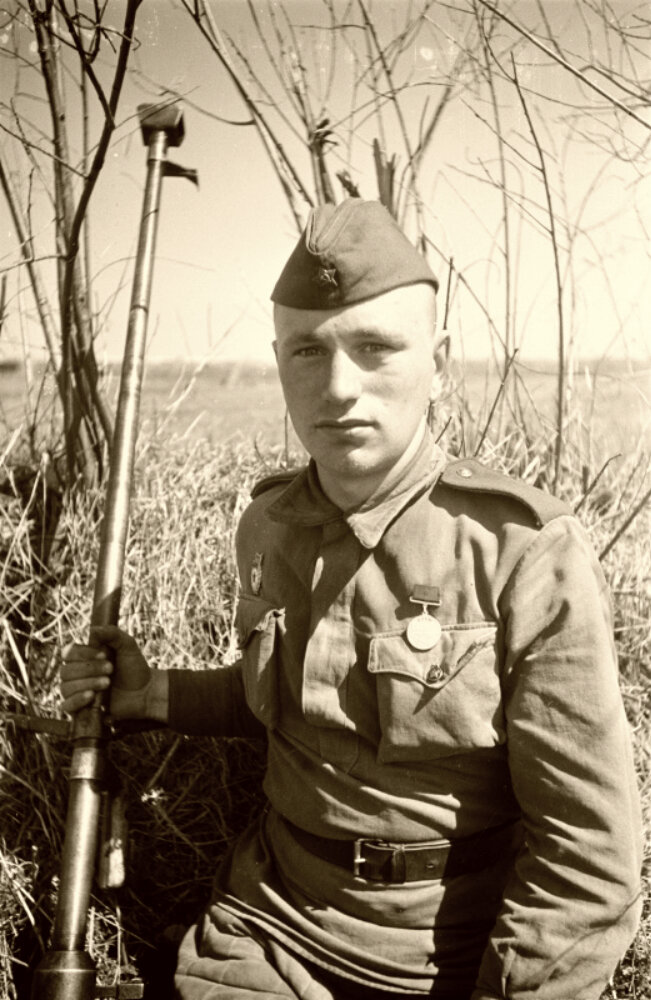 Портрет солдата-гвардейца с противотанковым ружьем ПТРД-41. Солдат награжден медалью «За боевые заслуги» раннего варианта.