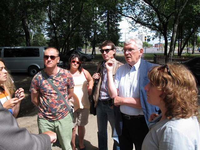  Экскурсия началась с места строительства нового моста у III равелина.
Владимир Микулик, Елена Доброва, Антон Кочуркин, Дитер Богнер, Алина Деревянко