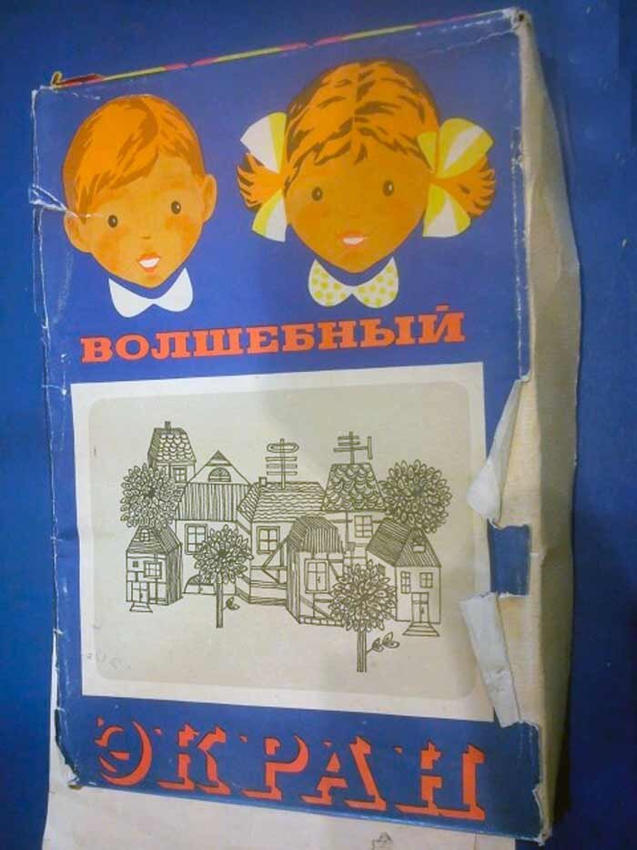 Довольно потрепанная коробка из-под игрушки.