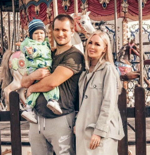 Экс-участник «ДОМа-2» заявил, что инициатором развода выступила супруга, теперь у нее другой мужчина, и она не дает ему общаться с ребенком. Юлия Щаулина утверждает, что все сказанное мужем, абсолютная неправда. А реальная причина развода — постоянные измены Алексея Самсонова. Чередой громких разводов ознаменовалось это лето. Так, к расторжению брака готовится одна из ярких пар «ДОМа-2» Алексей Самсонов и Юлия Щаулина. «Инициатива о разводе исходила от нее. Скажу вам больше, у Юли уже есть другой мужчина. Она не позволяет мне видеться с ребенком. Говорит, чтобы суд решал вопрос об опеке», — заявил экс-участник реалити-шоу.

А вот сама Щаулина считает, что правда на ее стороне. По словам молодой мамы, муж неоднократно ей изменял, что и стало причиной, по которой она захотела прекратить их отношения.

«Алексей дал интервью о том, что у меня другой мужчина, и я запрещаю видеться с ребенком. Это неправда! Наши отношения закончились после того, как мне в директ написала девушка, о том, что она с ним встречается, и что он говорит, будто со мной не живет. Она скинула мне переписки, фото и видео доказательства. После чего я предложила ему подать на развод, но ему это, видимо, было неинтересно. Я подала сама. Я ему всегда доверяла, не верила тем, кто писал ранее, но после фактов которые мне предоставили, поняла, что он изменял мне постоянно, и даже в тот момент, когда я была беременна», — рассказала Юлия «СтарХиту».
Супруга Самсонова добавила, что узнала об измене, будучи в больнице. Тогда их общий сын был с бабушкой, мамой Юлии, и, по словам женщины, отец не стремился проводить время с наследником. «Когда я попросила его остаться с ребенком, он поехал проводить время с ней», — говорит Щаулина. 


Юлия также призналась, что несколько раз общалась с любовницей мужа, желая получить неопровержимые доказательства его измены, а после предъявила скрины переписок Самсонову. Вот только Алексей стал все отрицать.«Когда я задала вопрос ему про эту девушку, он сказал, что не знает, кто это. И лишь после того, как она мне скинула переписки и интимные фото, отпираться не стал. Он приходил домой как ни в чем не бывало, ложился со мной в одну постель, целовал сына, после того, как встречался с ней. Она очень многое рассказала мне по телефону. Как он говорил ей, что любит неожиданный секс, как приставал к ней в спортзале, в который мы когда-то ходили вместе, как гладил ее… дальше даже не хочу продолжать», — призналась Юлия.Щаулина также пояснила, что вместе с мужем они не живут под одной крышей больше месяца. И хотя она не препятствует встречи отца и сына, Алексей ни разу, по ее словам, не выразил желания повидаться с мальчиком. Кроме того, Самсонов не обеспечивает наследника, и все расходы легли на плечи матери. «За все это время он не попытался ни приехать к ребенку, ни обеспечить его материально», — поделилась Щаулина.

Жена Самсонова искренне надеется, что суд будет на ее стороне и она получит право опеки над ребенком. Сейчас ее поддерживают родители и друзья. «Многие говорили не торопиться с разводом. Но измена это очень больно, такое предательство простить невозможно, он предал не только меня, но и ребенка», – констатировала Щаулина.
Подписывайтесь на наш канал, ставьте лайк! 
