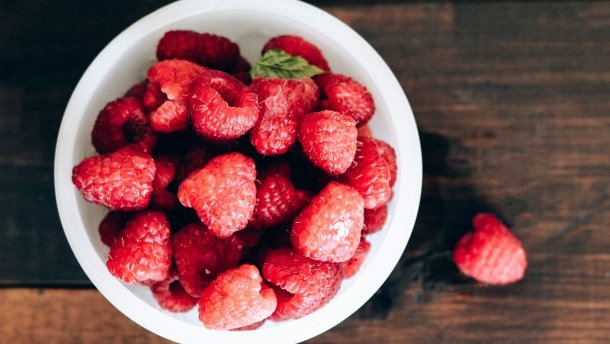 Кому полезно есть малину?