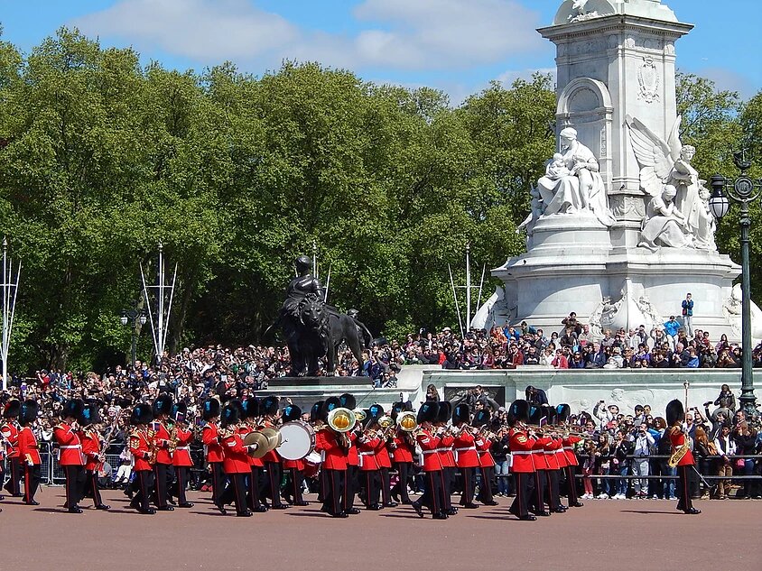 Смена караула в 11 утра. Расписаие проверяйте на сайте