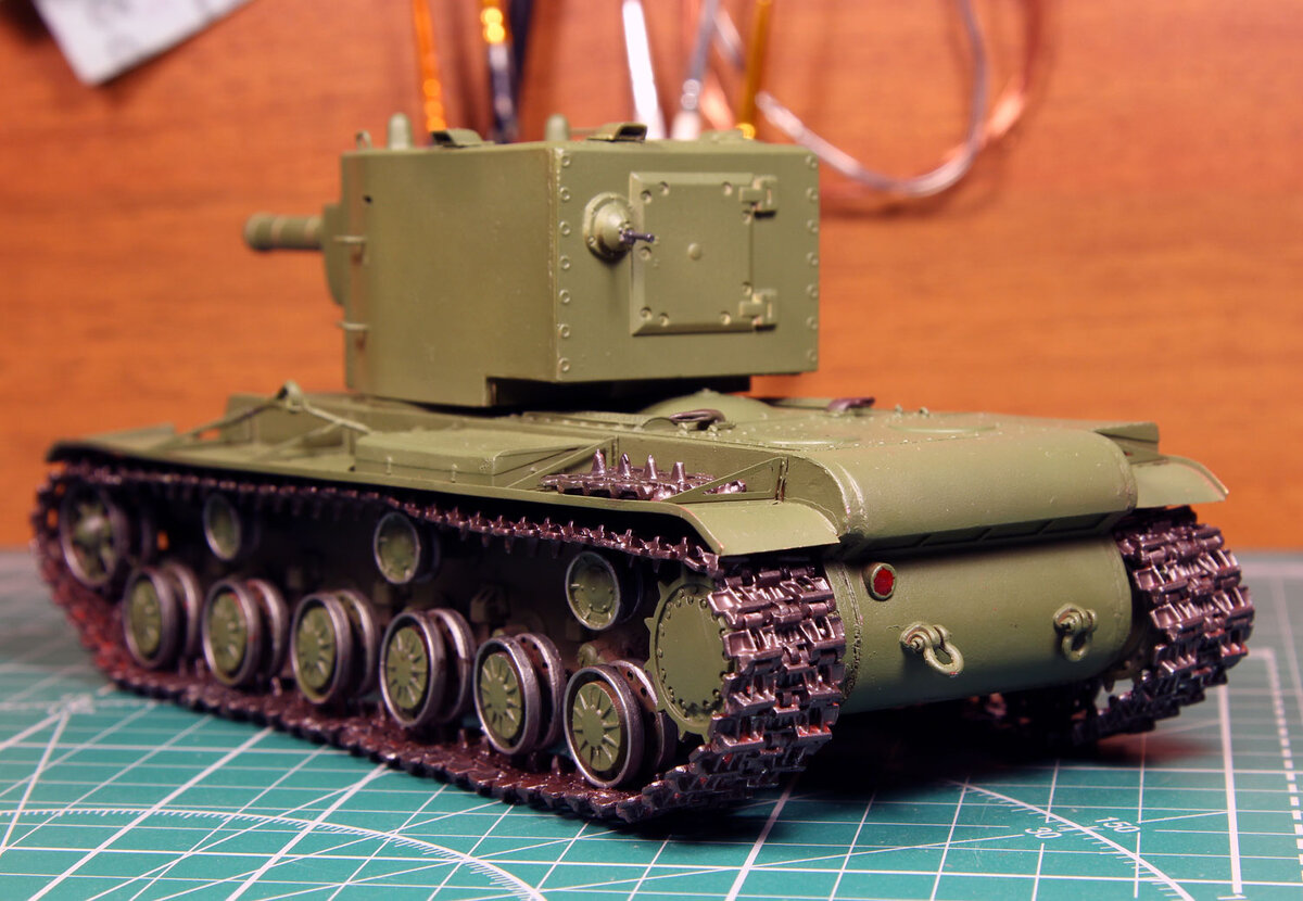 Танк разработали, приняв опыт войны с финами, где советские войска были были изрядно потрёпаны на фортификационной линиии Маннергейма . Требовалось оружие, способное подъехать на близкое расстояние к ДОТу и долбить его бетонобойными снарядами. 