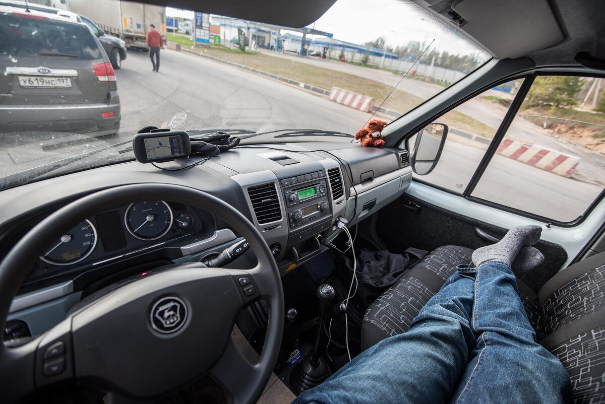 Стоя на границе можно спокойно вздремнуть поперек салона