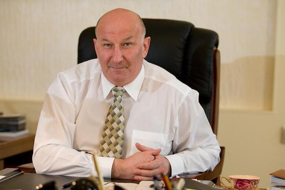 Ректор Красноярского медицинского университета Иван Артюхов и проректор Борис Краснопеев подозреваются в присвоении более 1 млн рублей. 
"Возбуждено уголовное дело в отношении ректора ГБОУ ВПО "Красноярский государственный медицинский университет им. проф. В. Ф. Войно-Ясенецкого" Артюхова Ивана Павловича 1959 года рождения и проректора вуза Краснопеева Бориса Николаевича 1955 года рождения, подозреваемых в совершении преступления коррупционной направленности", - пишет ТАСС со ссылкой на ФСБ.

В 2011 году был проведен ремонт зданий университета.

"Однако в феврале 2016 года ректор вместе с проректором, преследуя преступный умысел, заключили договор с третьим лицом на реконструкцию центральной части главного корпуса, зная, что данная реконструкция уже произведена", - отмечается в сообщении ФСБ. Таким образом было присвоено более 1 млн рублей. Мера пресечения подозреваемым пока не избрана.

В пресс-службе КрасГМУ НГС.НОВОСТИ сообщили, что сегодня ректор Иван Артюхов находится на рабочем месте и исполняет свои прямые обязанности.

— Иван Павлович всё время был на работе. Он успешно провёл приёмную кампанию, приступил после отпуска к своим обязанностям и полноценно работал, как и всегда, — сообщили в вузе. Должность ректора он занимает с 2004 года.

На вопрос, будет ли Иван Артюхов на время следствия отстранён от должности в вузе, не отвечают, заявив, что такие решения они не принимают.

Как сообщалось ранее, в Красноярске в отношении главврача центра охраны материнства и детства Андрея Павлова завели второе уголовное дело по факту «получения взятки должностным лицом». Подробнее читайте: В Красноярске в отношении главврача перинатального центра возбудили второе уголовное дело
