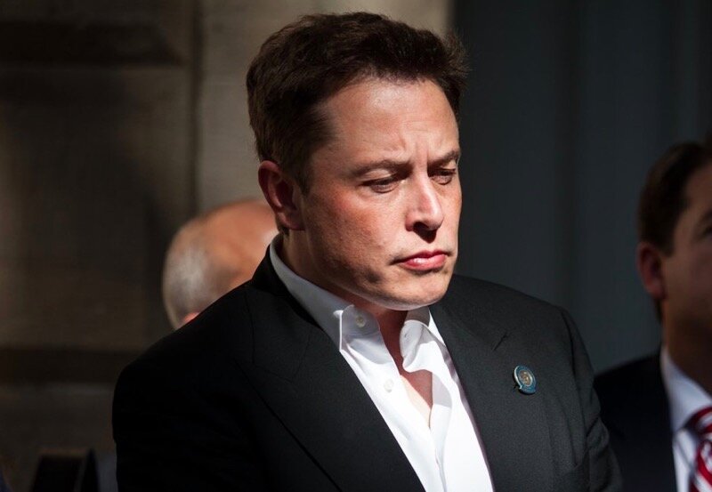 Руководитель Tesla обвиняется в мошенничестве в связи с его августовским заявлением о выкупе акций автопроизводителя с целью превращения его в непубличную компанию. Акции Tesla упали на 13%, хотя ответчиком по иску является персонально Маск, а не руководимая им фирма.
