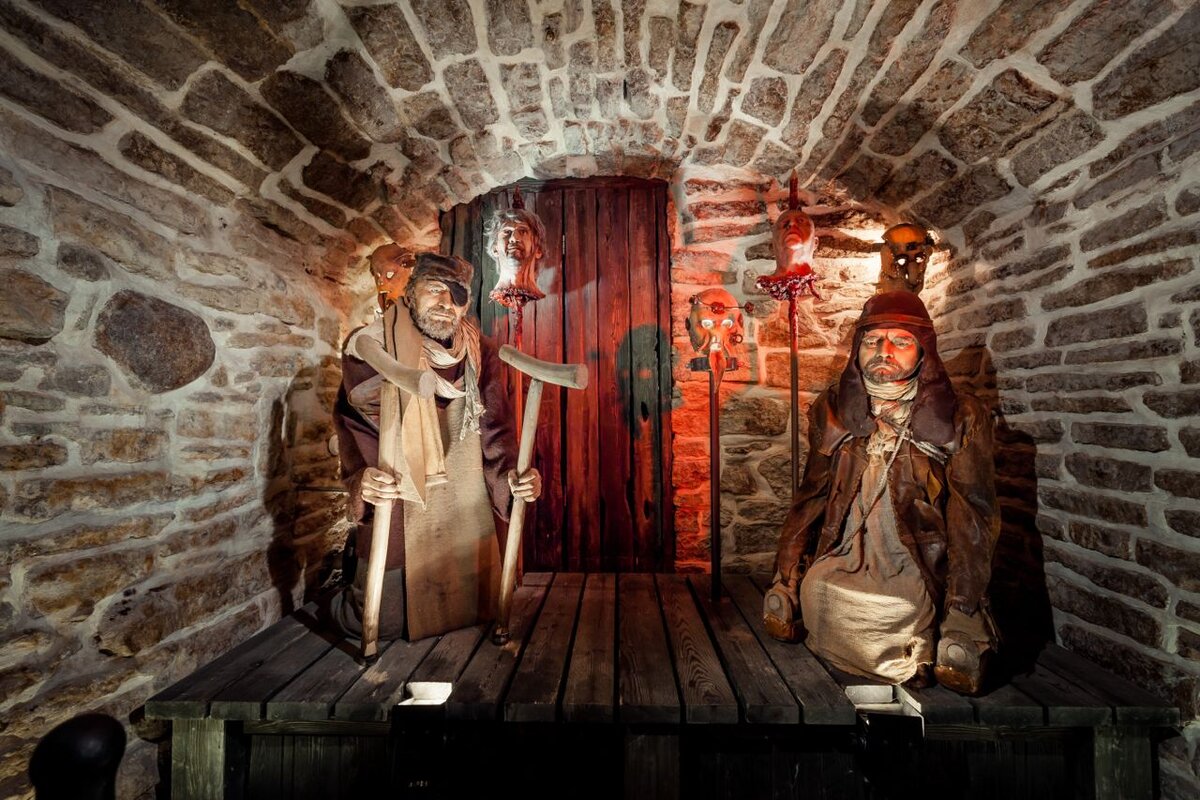 Осмотр одной из прибалтийских столиц советую начать с шоу «Легенды Таллина». Этот лабиринт состоит из 10 интерактивных комнат, насыщенных историей, преданиями и жизнью Старого города.-2