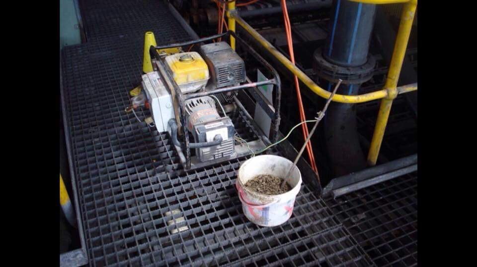 Это не заземление (хоть и похоже на него), а просто шутка