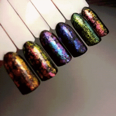 Многие могли заметить сходство чешуек с фольгой или слюдой для маникюра. Маленькие частички похожи на металлизированную мелкую и спрессованную пыль. Хлопья юки на фото выглядят роскошно, но всю красоту настоящего перелива можно наблюдать только в живую, рассматривая каждую деталь маникюра. Эффект лучше всего виден при дневном свете в естественном освещении.
