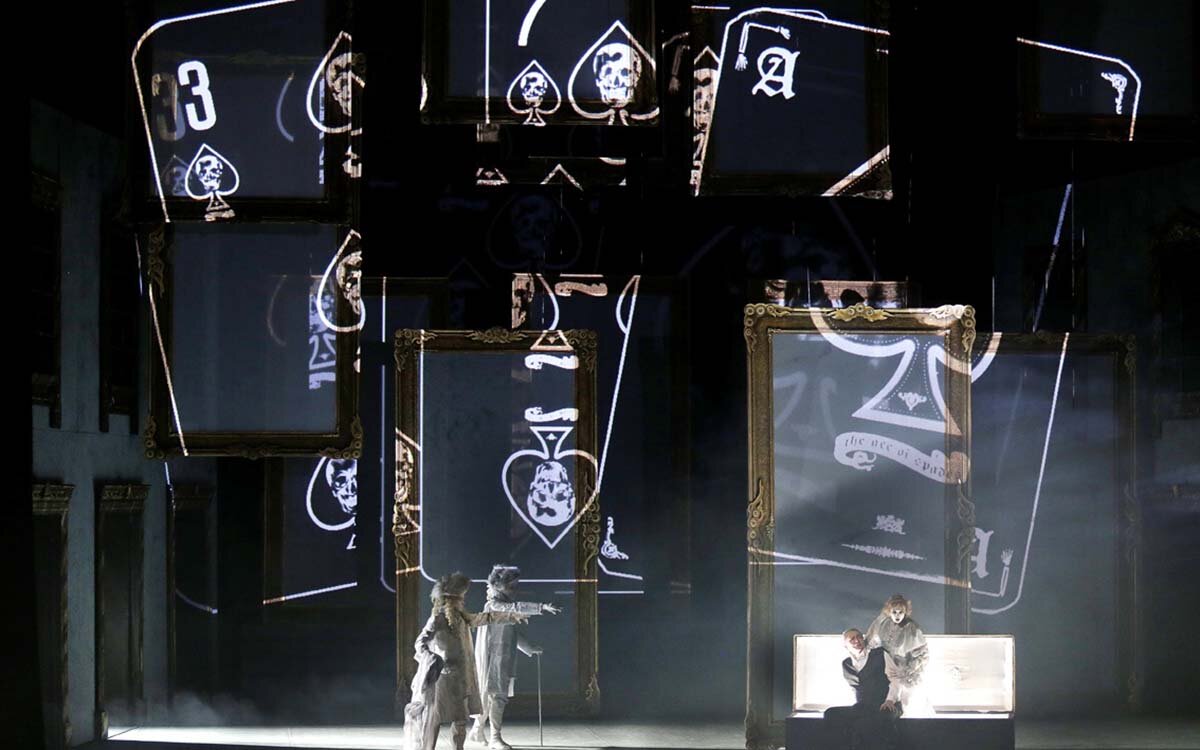 Что наша жизнь? Игра! С этим утверждением можно соглашаться или не соглашаться. Но для тех, кому посчастливилось побывать на премьере оперы Чайковского «Пиковая дама» на сцене Донбасс Оперы,  эти слова ещё долго будут звучать, как воспоминание о прекрасном вечере, проведённом в атмосфере высокого искусства и великолепия эпохи императрицы Екатерины II, в которую разворачивается действие.