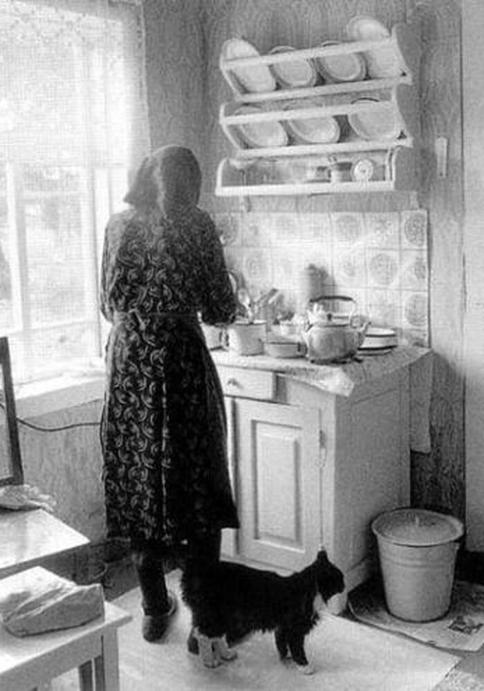 Заботливые бабушки словно конвейер по производству разного рода вкусностей для своих внуков включали. Всегда накормят!