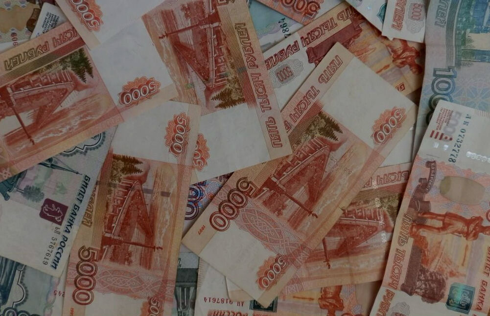 Как стать магнитом для денег? 
А знаете ли вы что чтобы стать богатым надо просто стать веселым человеком?Потому что Бог любит веселых.Думаете чушь?А вот и нет .И я вам это докажу.Уныние-один из смертных грехов.Теперь понятно? Мы пришли на этот свет играть ,а не страдать.Что наша жизнь-ИГРА?А разве можно играть с постным лицом?
Или еще одно мое любимое  изречение-сделай попроще лицо и люди к тебе потянутся.Чем веселее человек тем больше он притягивает внимание тем, больше он излучает успех,счастье любовь .С таким человеком хочется общаться.Веселый человек притягивает энергию денег. Да да деньги -это энергия. Хотите больше денег-улыбайтесь!
А теперь разберемся что не любят деньги?
Самое большое отвращение для денег это бранные слова.деньги уходят от таких людей. Употребляя такие слова мы разрушаем свою карму.Учеными доказано что мат разрушает наш организм на молекулярном уровне.самое страшное -ненормативноя лексика разрушает наше ДНК и влияет на наше будущее поколение.Вы скажете полно таких людей ,которые ругаются и у них много денег. .Может быть.Я не думаю что у них все в порядке в семье и со здоровьем.Так что расстаньтесь с дурной привычкой и жизнь ваша засияет всеми своими гранями.это правда  Итак из этого следует ,культурным быть выгодно.
Так какже стать магнитом для денег?
Вот вам несколько рекомендаций на эту тему. Ими я пользуюсь сама каждый день
каждое утро начинайте с благодарностью за наступивший день для вас знайте  есть такие для которых он к сожалению не наступил сегодня.
Не начинайте сразу прокручивать в голове вчерашние проблемы день долгий -успеете.
сразу начинайте хвалить , подбадривать себя я счастливый. здорвый  я богатый(пусть пока в кармане денег на булку хлеба).
И вот мои волшебные слова каждое утро я их повторяю-МНЕ СЕГОДНЯ ОБЯЗАТЕЛЬНО ПОВЕЗЕТ и щелкните большим и средним пальцем и повторите  три раза.
окружите себя красивыми вещами поставьте хотя бы букетик цветов на стол для начала.
сделайте для себя приятное-приготовьте любимое блюдо,купите себе то что давно мечтали купить ведь не разоритесь в конце концов.
сделайте массаж стоп или головы может маску успокаивающую для лица.
Сделайте максимум что для вас приятно здесь и сейчас .Из таких приятных моментов состоит наше счастье ,а счастливый человек это веселый человек .
Веселый человек становится магнитом для денег!
