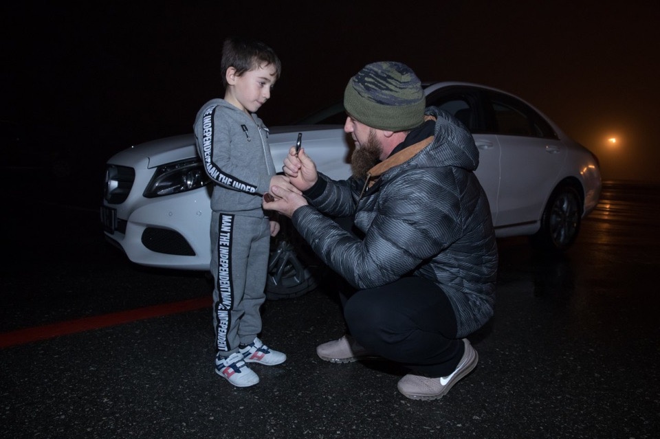 Фото: Кадыров дарит ключи мальчику от машины https://vk.com/ramzan