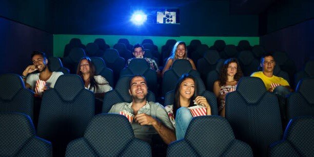 Настоящий секс в кинотеатре в россии HD смотреть порно онлайн или скачать