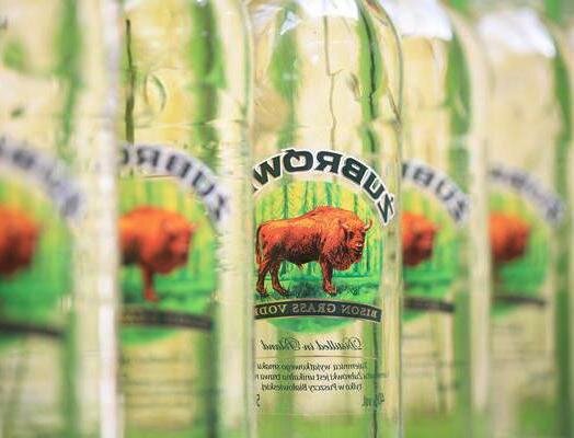 Продолжая, тему ароматизация самогона, нельзя не остановится на рецептах приготовления эссенций, то бишь концентрата, который будет придавать вкус и аромат напитку.