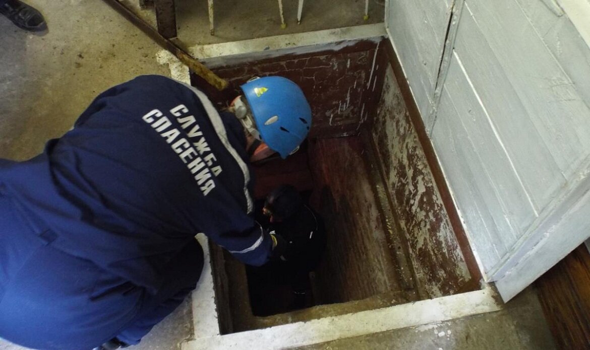 Спасатели достают женщину из подвала. В Волгограде в подвале обнаружен. Подвал с трупами в Краснодаре. Когда день подвала. Нашла в подвале мужа пропавшую девушку