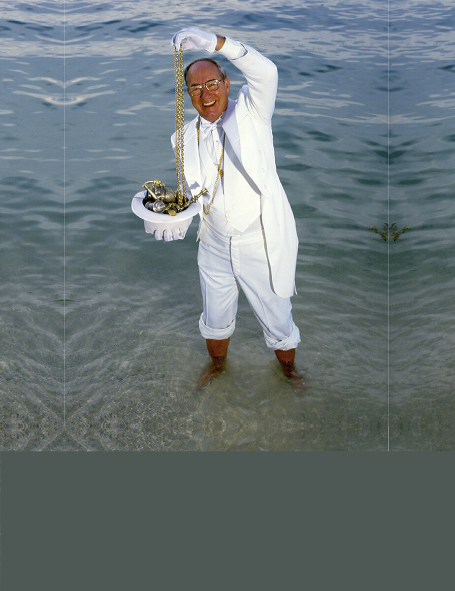 Мэл Фишер веселится с найденными сокровищами))