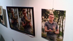 По сообщению ГТРК-Калуга, в честь 190-летнего юбилея со дня рождения Льва Толстого в Калуге в инновационном культурном центре открыли фотовыставку проекта «Каренина». На экспозиции были представлены фотопортреты людей, которые читали отрывки из романа Льва Толстого «Анна Каренина».