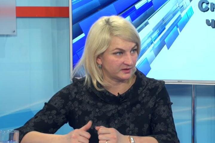 Исполняющая обязанности министра финансов Хакасии Ирина Войнова накануне подвела итоги уходящего года и рассказала о перспективах на год грядущий. По мнению чиновницы, нынешний год республика завершает "с неплохими показателями". О том, что ожидает жителей региона с исхудавшей казной впереди, утверждать не берется. Тут Войнова придерживается поговорки: как потопаем, так и полопаем. 
    "Пришло время подводить итоги. До конца года осталось чуть больше двух недель, поэтому в принципе можно говорить, как мы прожили этот год. Год мы завершаем с неплохими показателями. Я в минфине работаю восемь лет. В среднем мы прирастали каждый год на десять процентов по собственным доходам. В текущем году мы приросли почти на 25%. У нас была возможность в этом году впервые за долгое время госдолг не только остановить (не наращивать), а его погасить частично. Почти три миллиарда рублей мы отправили на погашение госдолга", - пояснила Ирина Войнова.

При этом размер госдолга, который республика успешно наращивала долгие годы, по-прежнему не вселяет большого оптимизма.

    "Я не говорю, что госдолг в 21 миллиард рублей это хорошо, но на начало года он был 24. Тенденция по сокращению госдолга, Слава Богу, началась. Если брать в процентах, то это 90% от собственных доходов. Еще не так давно у нас было 145%, и мы были лидерами по госдолгу. По итогам этого года у нас уже будет 90%", - подчеркнула Войнова.

По словам министра финансов, сократить госдлолг на три миллиарда удалось только потому, что республика приросла по доходам, в том числе за счет разового налогового платежа от владельца компании "Коулстар"  Эдуарда Худайнатова. Однако немалую лепту внес и крупный бизнес, который значительно увеличил платежи в бюджет.

    "За счет всех этих поступающих доходов дополнительных нам удалось в этом году не только своевременно заработную плату платить, но и погасить госдолг. Кстати, что касается кредиторской задолженности. Если на начало года консолидированная кредиторская задолженность (это не только республиканский бюджет, но и все муниципальные образования) составляла 6,5 миллиарда рублей, то на конец этого года она составляет 3 миллиарда", - отметила Ирина Ивановна.

Также Войнова пояснила, как хакасские чиновники планируют бороться с долгами:

    "Мы не можем всегда надеяться на разовые платежи. Выкручиваться из ситуации очень просто: правительство будет работать над наращиванием собственной доходной базы. Надеяться на чудо не стоит".

Что касается выплаты зарплаты и социальных гарантий, Ирина Войнова сообщила следующее:

    "Мы выравняли ситуацию по заработной и плате и выплатам различных льгот. Платим их своевременно. Конечно ни день в день. Бывают задержки в течение недели-двух, тем не менее просроченной задолженности нет. Какие перспективы на 2019 год? Мы совсем недавно приняли бюджет, в бюджете заложено все в полном объеме. А вот сможем ли мы исполнять этот бюджет, зависит от того, насколько мы будем работать особенно с крупным бизнесом по поступлению доходов".

Коротко министр финансов прокомментировала и особенности бюджета на предстоящий год:

    "30 миллиардов - доходы, 32 миллиарда - расходы, 2 миллиарда - это дефицит. Особенность бюджета на 2019 год - что там предусмотрено софинансирование для участия республики во всех абсолютно национальных проектах".

Впрочем, еще одна особенность регионального бюджета на следующий год состоит в том, что в его формировании принимало участие необычайно много человек.

    "Вообще бюджет формируется, начиная с августа. Начинали одни, потом с Михаилом Владимировичем Развожаевым активно мы его дорабатывали и с Валентином Олеговичем мы его уже принимали. Длинная такая песня у нас была с бюджетом".

А сопровождалась эта песня, как выяснилось, беспокойством со стороны Войновой касательно обновления депутатского корпуса.

    "Если честно у меня вызывало некоторое беспокойство. Все люди новые, как же я туда пойду с бюджетом? Это же сложно. Но я очень благодарно депутатскому корпусу. Несмотря на то что он у весь разный, настолько депутаты подошли ответственно к бюджету... Мы работали с ними буквально в ежедневном режиме. Причем не только с комитетом по бюджету, а со всеми комитетами. Интерес был у депутатов. Мы каждую цифорку просматривали", - воодушевленно подытожила министр.

Подробнее - в видеосюжете "Абакан Сегодня".
