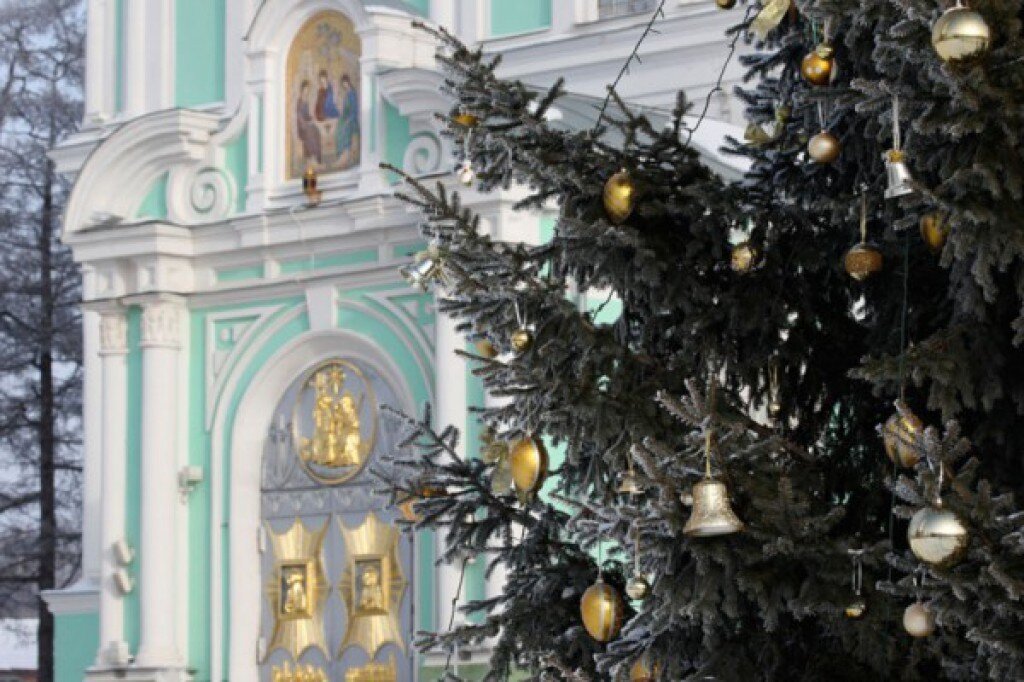 Новый год в православной церкви. Рождество в храме. Рождественская елка в храме. Рождественская ель в храме. Православный храм елка Новогодняя.