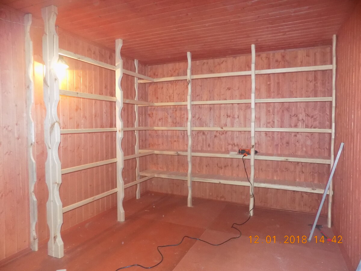 В комнате 3х4 решено было сделать из оставшихся обрезков пиломатериала полку угловую .Я бы на свой характер  всё это порезал  бы по 30 см  да и баньку истопил один раз ,но мы пошли другим путём .Задействовали шесть  видов   инструмента  это паркетка, лобзик , фрезер , торцовочная пила , электрический  рубанок , шуруповёрт . И в итоге мы видим что получилось .