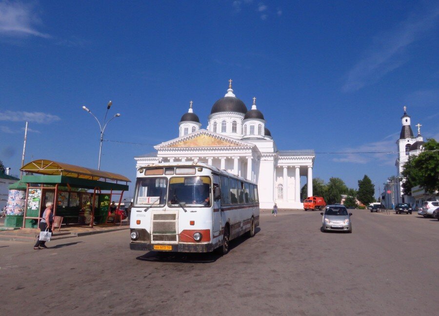 Впервые в Арзамас я приехал в 2008 году. Увиденное повергло меня в шок. Тогда ещё 677-е много где были, даже в облцентрах и мегаполисах (Ижевск, Самара, Челябинск, Новосибирск, Хабаровск), да и по Подмосквью последние докатывались. Однако в 2008 году парк Арзамаса состоял где-то на 90% из них! Вполне реально было поймать 3-4 лиаза в одном кадре.

