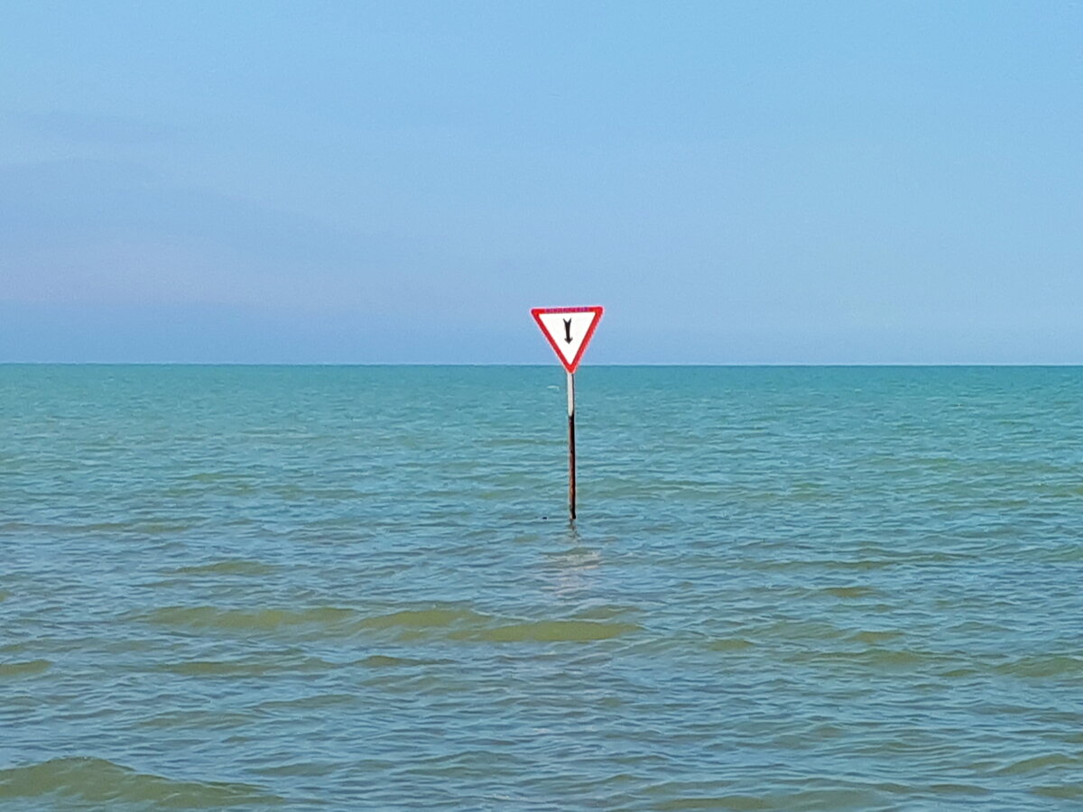 В Крыму увидела дорожный знак, установленный в море. Что он там делает |  Крым глазами не_москвички | Дзен