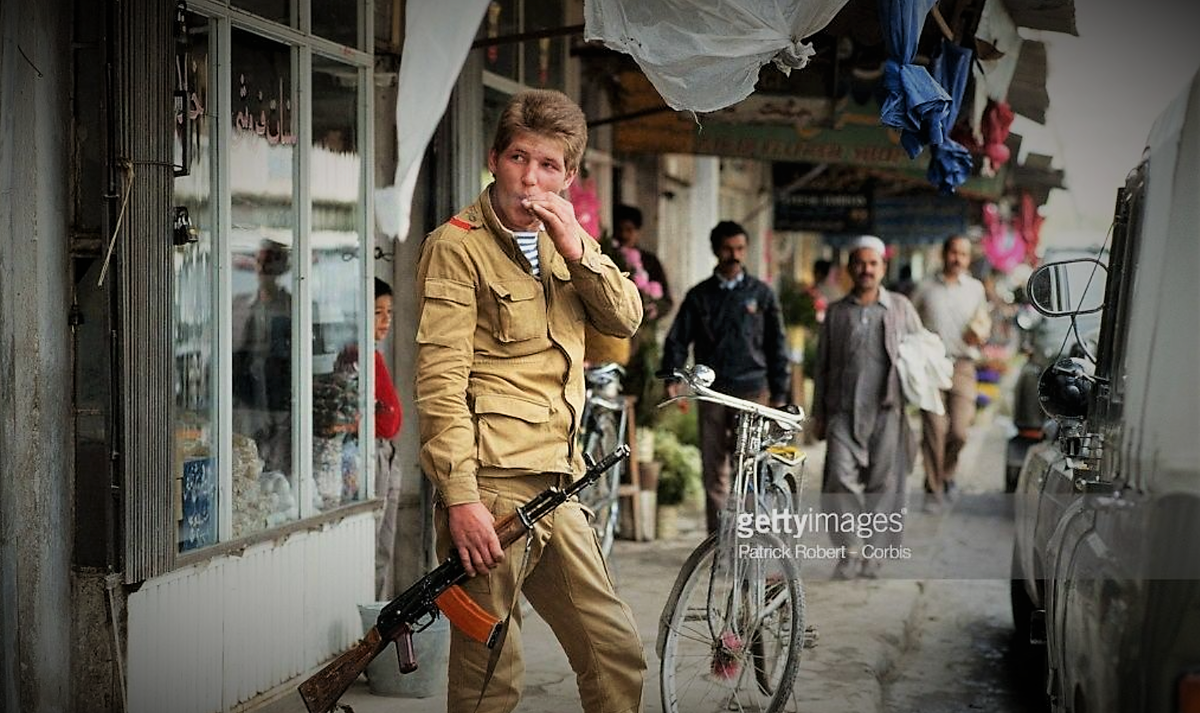 Сержант около дукана