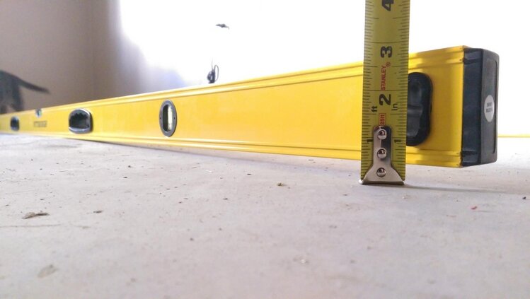 Если есть возможность купить квартиру у застройщика без стяжки. Покупайте. Сами сделаете ее качественнее и надежнее. Так же будет возможность проложить большинство проводов в стяжке по полу и проверить или заменить трубы отопления. 
 Стяжка может принести много бед: выделение влаги (порча ламината), потрескивание (может сломать даже плитку) и т.п.