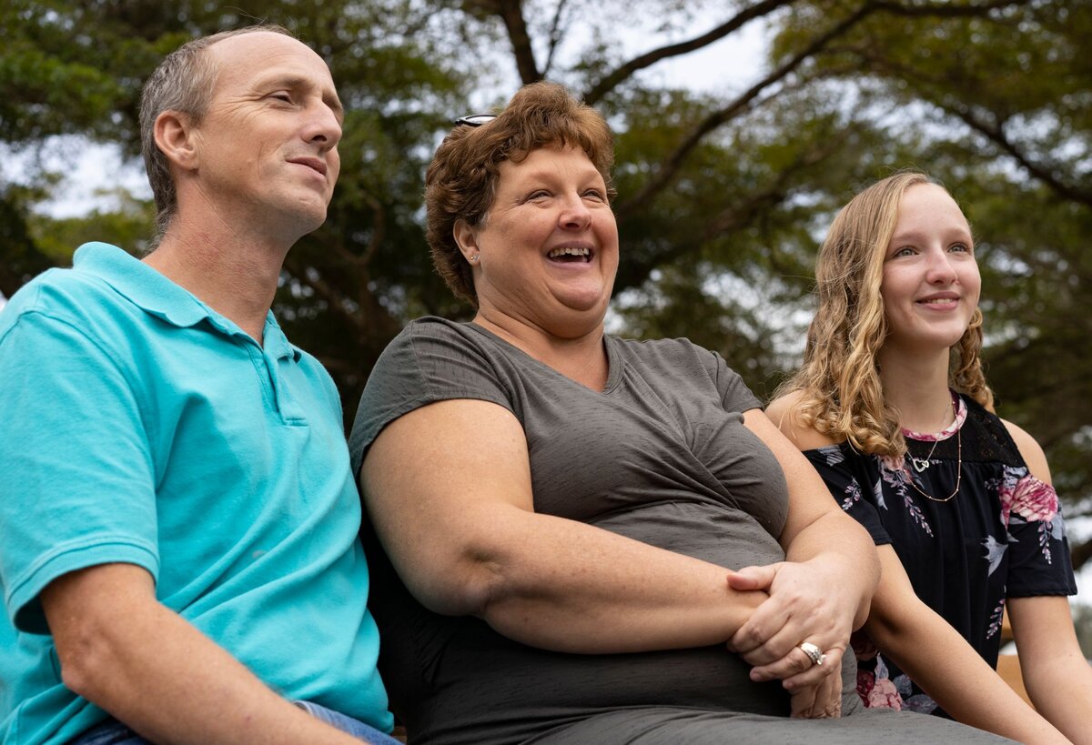 Беременная Мишель (50 лет), ее муж - Джерри (47 лет) и младшая дочка Обри (14 лет), фото: Srijita Chattopadhyay / Naples Daily News