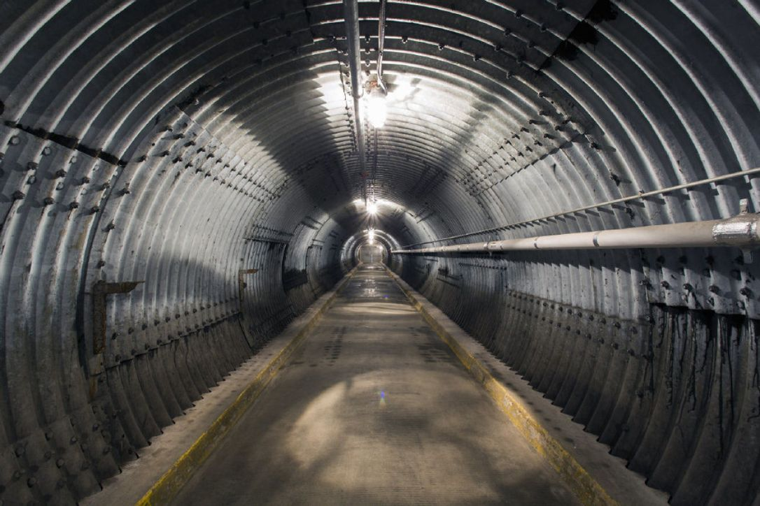 Вход в бункер, стометровая шахта, окруженная тоннами цемента