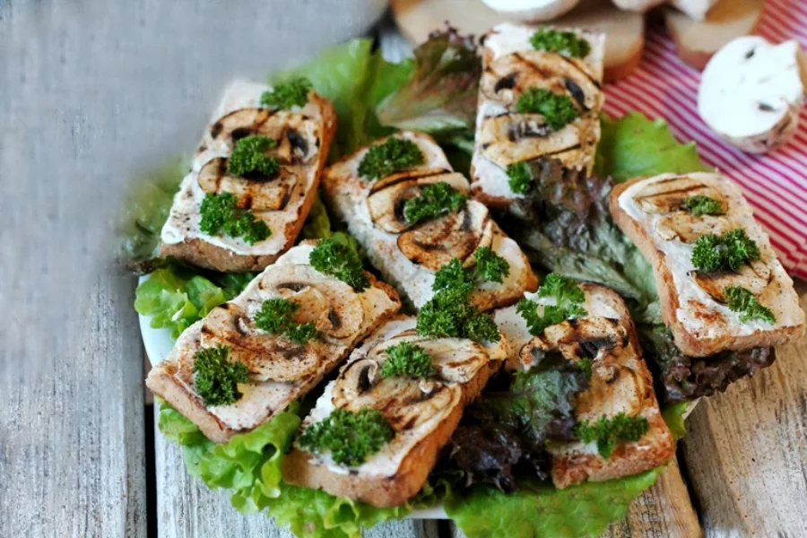 Бутерброды с грибами - обожаю эту закуску, делается относительно быстро, а вкус, мммм… Особенно если сделать все по рецепту, то таких гренок можно съесть очень много, и даже забыть об основном блюде.