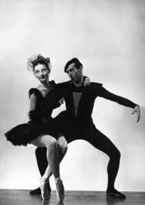 Одноактный балет на музыку Фредерика Шопена Роббинс назвал «Концерт, или опасность для каждого». Его сюжет представляет  серию комических скетчей из жизни любителей музыки. Первыми исполнителями стали Танакиль Леклер, Тодд Болендер и еще семь танцовщиков и двенадцать артистов кордебалета. Пианист, Николас Копейкин, располагался прямо на сцене, дирижировал премьерой Хьюго Фиорато.