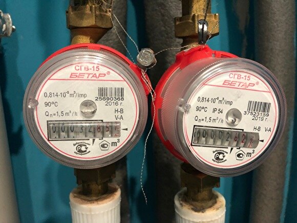 Федеральное агентство по техническому регулированию и метрологии (Росстандарт) объявило о подготовке поправок в законодательство, которые должны избавить граждан от так называемого «поверочного рабства». Если это предложение пройдет, корректность показаний приборов учета коммунальных ресурсов станет заботой не собственников квартир, а поставщиков этих самых ресурсов или управляющих компаний. Разъясняем, в чем смысл инициативы. 
Что случилось?
Росстандарт хочет в 2019 году инициировать изменения в законодательство, которые будут призваны освободить собственников жилья от обязанности самим следить за корректностью показаний квартирных счетчиков. Об этом глава ведомства Алексей Абрамов рассказал в интервью «Российской газете». 

По его словам, сейчас ситуация с бытовыми счетчиками «вывернута наизнанку». Руководитель Росстандарта проиллюстрировал это на простом и действительно внешне абсурдном примере: вы приходите на рынок, а продавец яблок или огурцов требует, чтобы у вас при себе были весы. Причем не просто весы, а непременно точные, не допускающие обвеса и обмана.

Кажется смешным, но именно так сегодня нам продают коммунальные ресурсы — прежде всего воду и электричество, а многим уже тепло и газ. Государственная политика в сфере ЖКХ заставила нас обзавестись приборами учета, но при этом законодательство требует, чтобы именно мы следили за точностью показаний счетчиков. В Росстандарте это считают неправильным и предлагают переложить эту ответственность на продавцов ресурсов или тех, кто осуществляет посредничество между ними и нами, — на управляющие компании.

Речь о показаниях счетчиков, которые мы снимаем и передаем каждый месяц?
Нет, снятие показаний приборов учета и то, что специалисты называют поверкой, — это разные вещи. Вашу обязанность каждый месяц вписывать в квитанцию показания счетчиков или передавать их кому надо, например через интернет, пока никто не отменяет. 

Что касается поверки, то не случайно многие ошибочно называют это проверкой. С точки зрения специалистов это, возможно, не очень правильно, но зато верно по сути. Потому что поверка — это комплекс специальных действий, цель которых — убедиться, что счетчик не врет и все показывает правильно, не наматывая, скажем, вам лишнее или, наоборот, не оставляя внакладе поставщика. Поверочными мероприятиями занимаются в метрологических центрах (метрология — наука о единстве и точности измерений), которые используют специальное оборудование и специальные методики. Например, с водосчётчиками это можно сделать и в домашних условиях.

Как часто это надо делать?
Каждый прибор учета имеет свой межповерочный интервал. Это тот период, в течение которого прибор считается точным и по окончании которого нужно озаботиться вопросом поверки. У каждого квартирного счетчика есть паспорт. В нем указаны дата первичной поверки на заводе-изготовителе и дата, за которой корректность показаний счетчика уже будет под вопросом. Межповерочный интервал может быть разным и зависеть от типа устройства, но в среднем для счетчика горячей воды — это четыре-пять лет, а для холодной — шесть лет. 