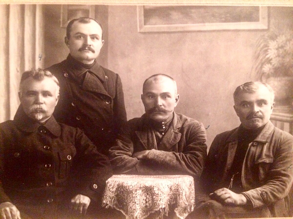 На фото уже взрослый Василий Иванович с братьями Прокопием, Яковом, Архипом в июне 1926 года.